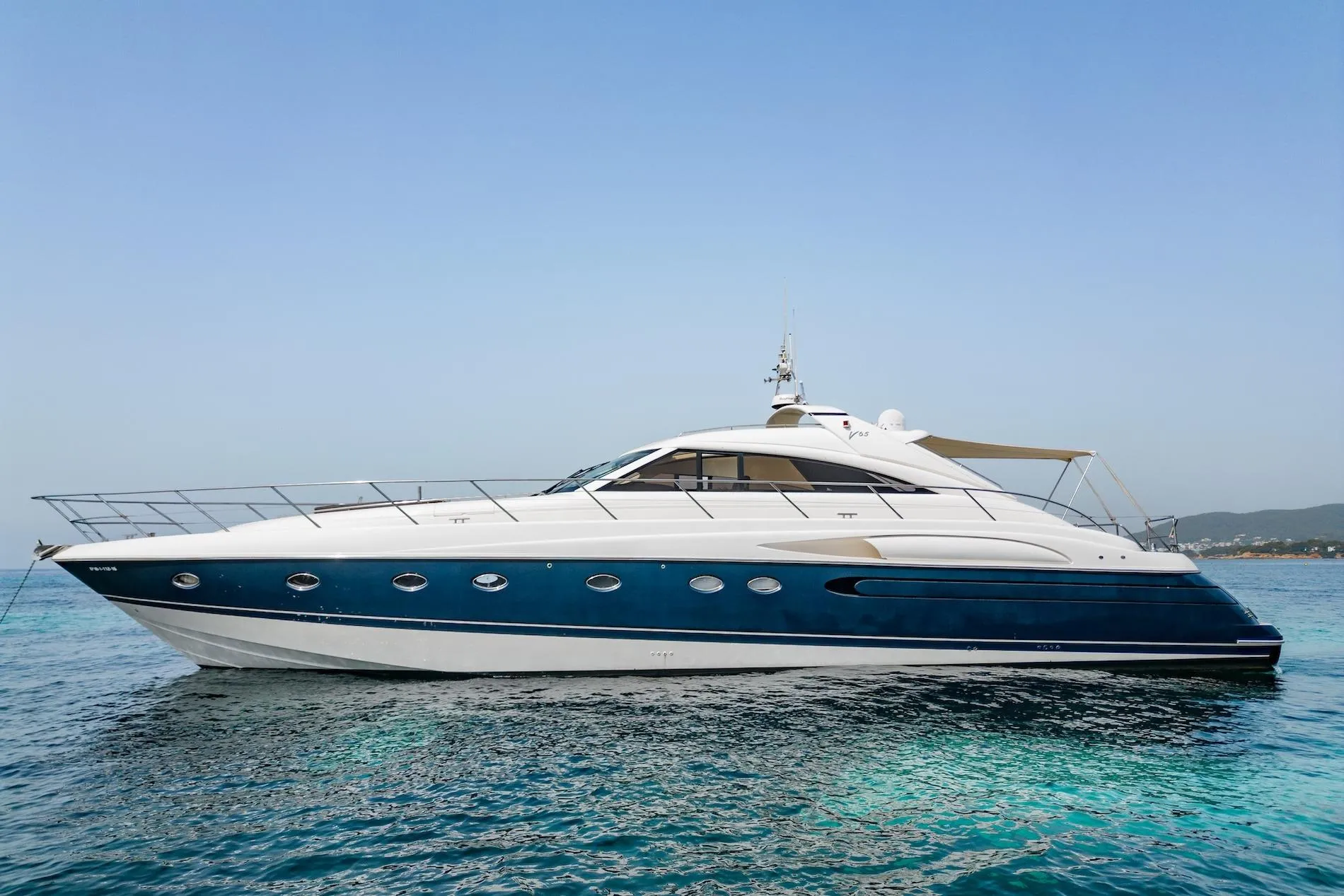 Princess V65 Venus מהצד על המים