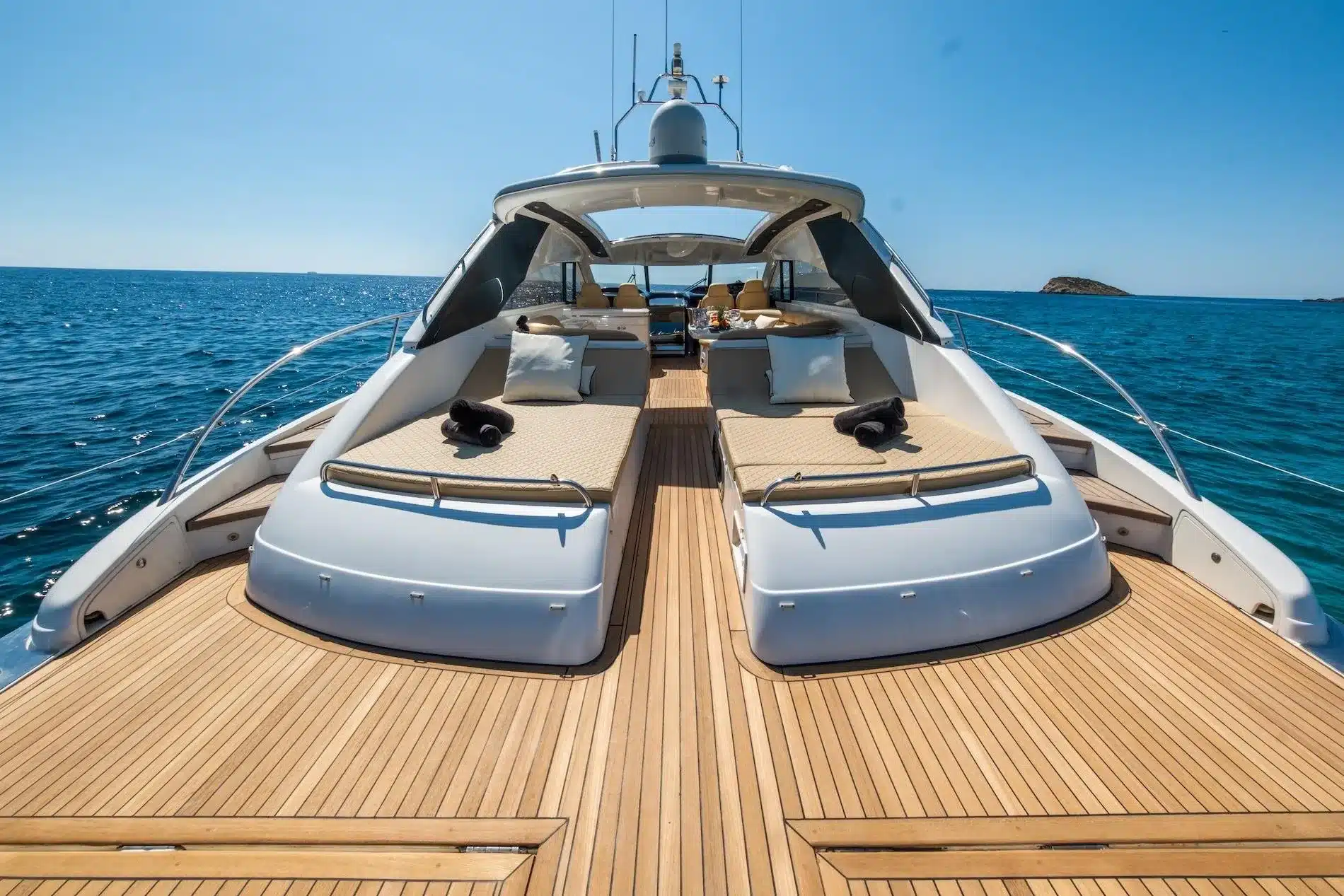 אזור השיזוף בחרטום של Princess V65 Venus